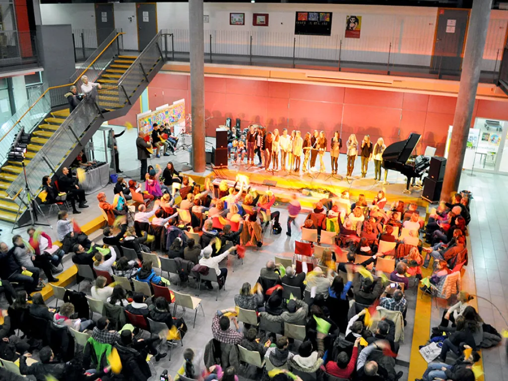 Weite Aufnahme des Foyers mit Chor und Publikum.